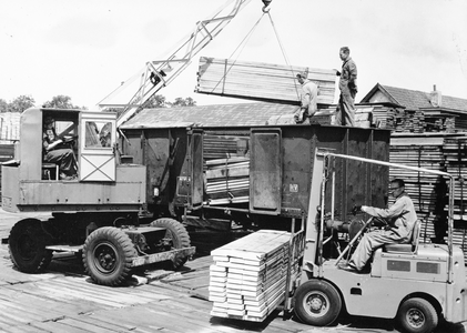 171040 Afbeelding van het laden van een open goederenwagen met hout te Amersfoort.